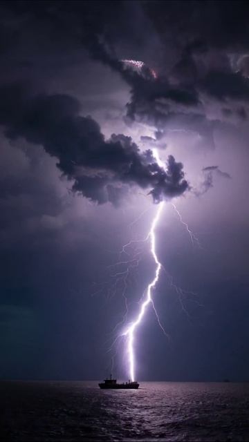 Гром среди моря: невероятное зрелище гром молния природа