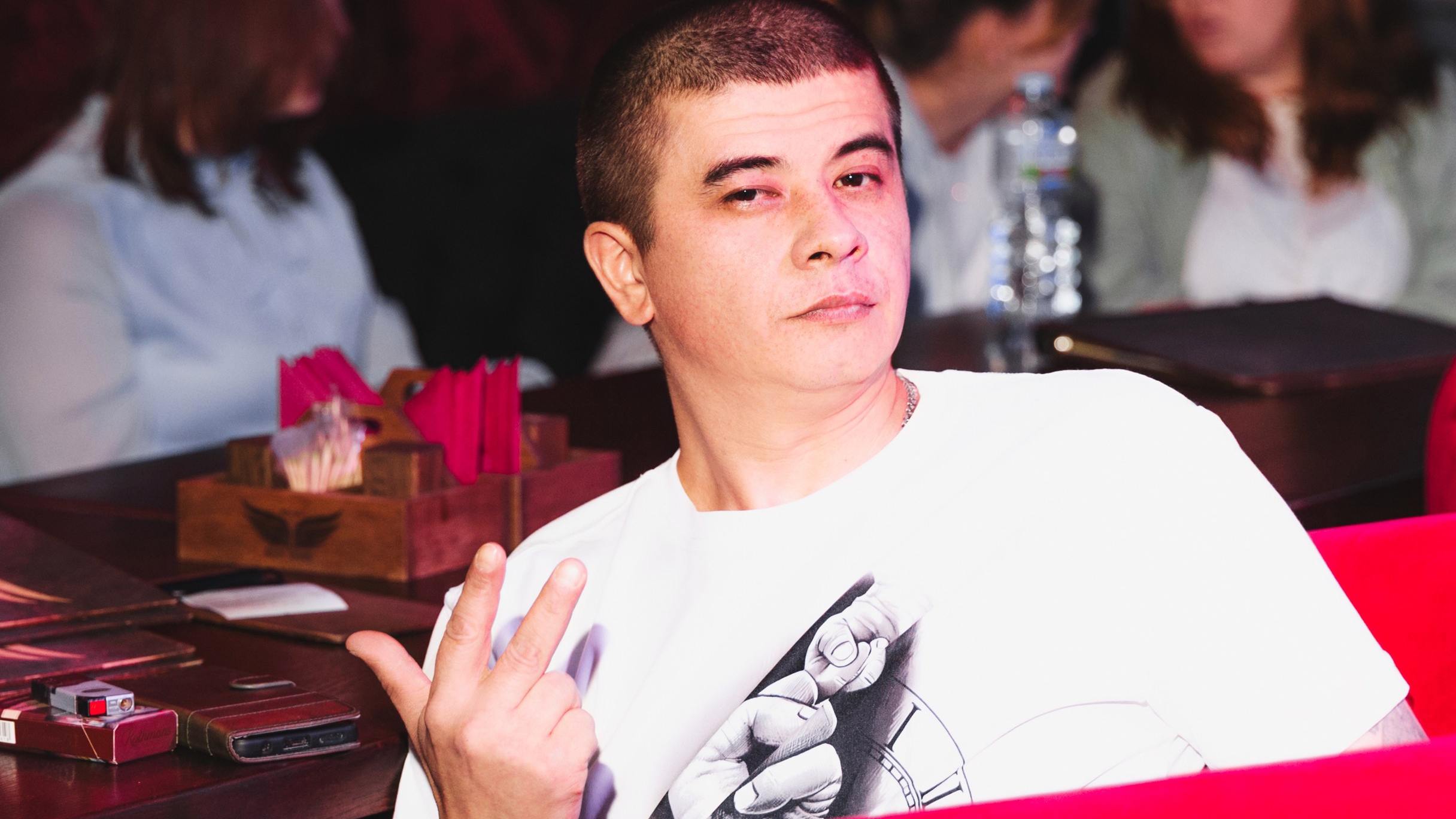 Дрожит рука сжимая автомат