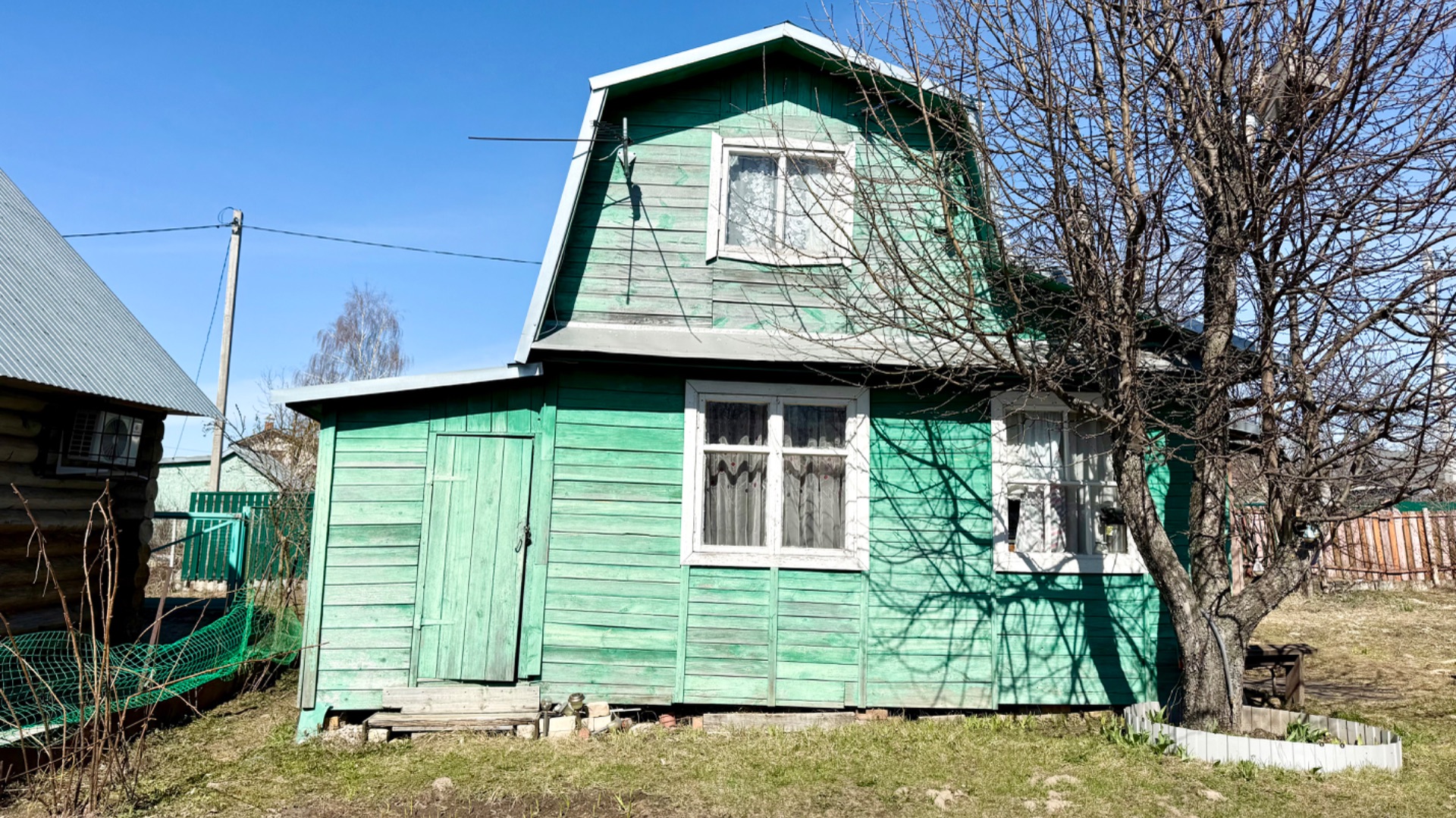 Дача в черте города с круглогодичной охраной и новыми коммуникациями.