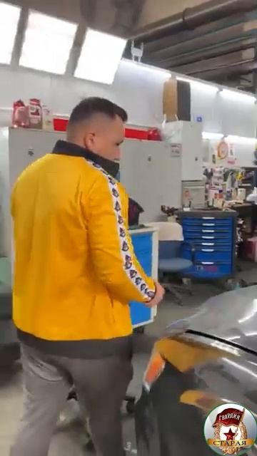 Блондинка в автосервисе.19