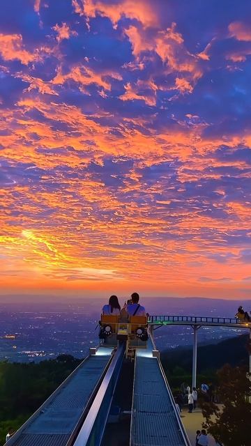 Удивительный вечерний вид в парке аттракционов Икомасандзё расположенном Yна горе Икома Япония