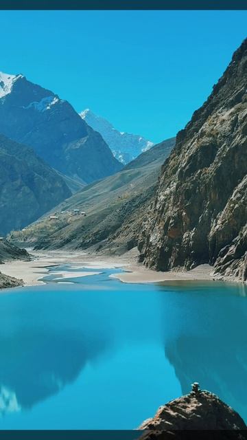 Горное озеро в Таджикистане 