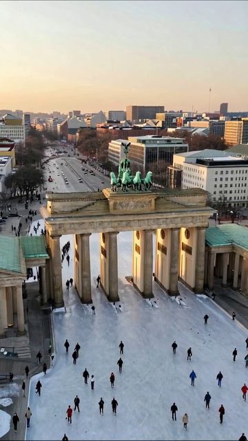 Ледяное катание у Бранденбургских ворот Берлин зима катание