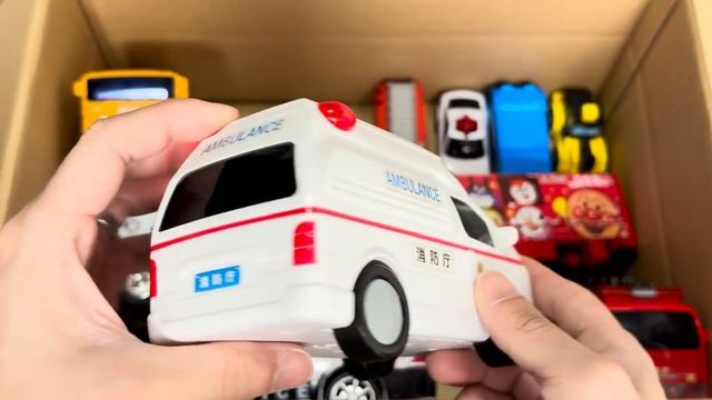 色んなはたらくくるまのミニカーをチェックして走行テストサイレンもなるよ