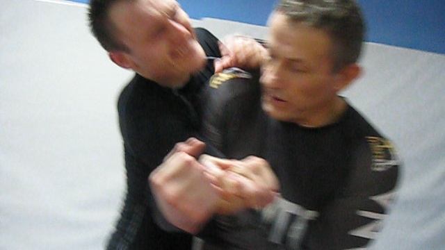 2017 год. Через ущемления плеча переходим в узлу или рычагу локтя.