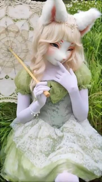 Кигуруми-лисодевочка в лолитном прикиде гуляет в поле.) #kigurumi #dollmask #kigurumimask #foxgirl