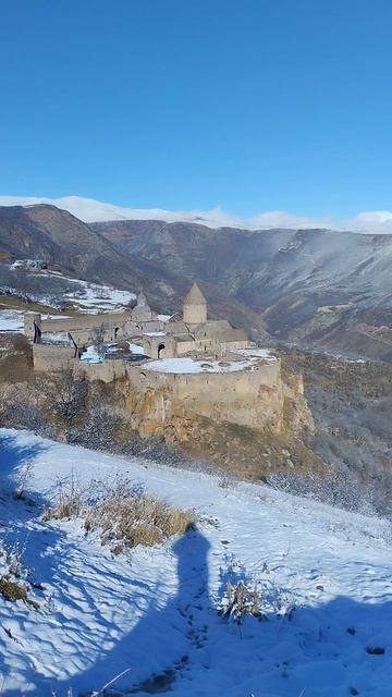 Решил остановиться и показать древний монастырь Татев LX века