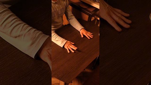 руки на столе