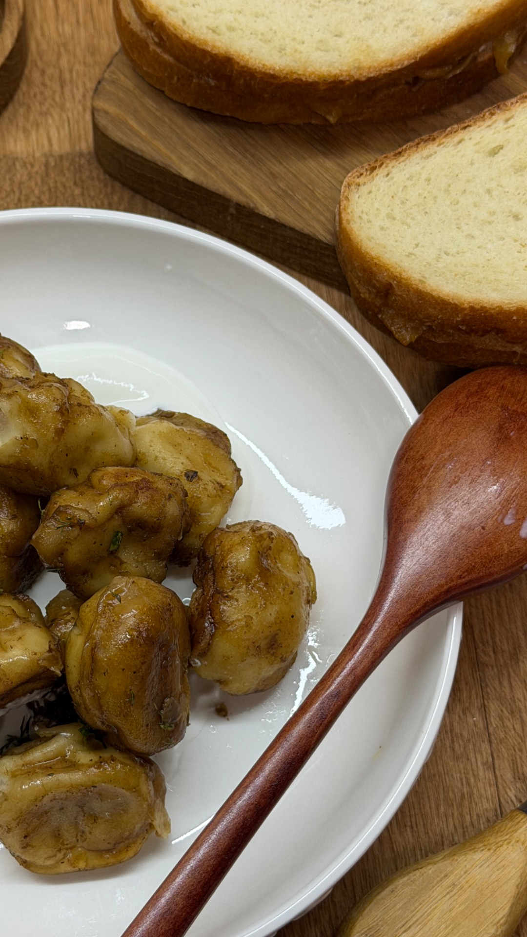 Жаренные пельмени и бутерброды с луком