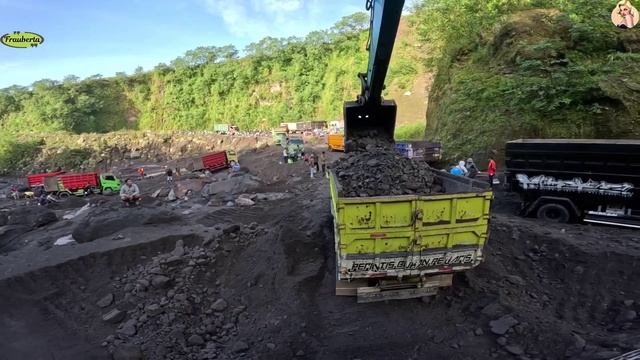 Строительство экскаватор копает песок