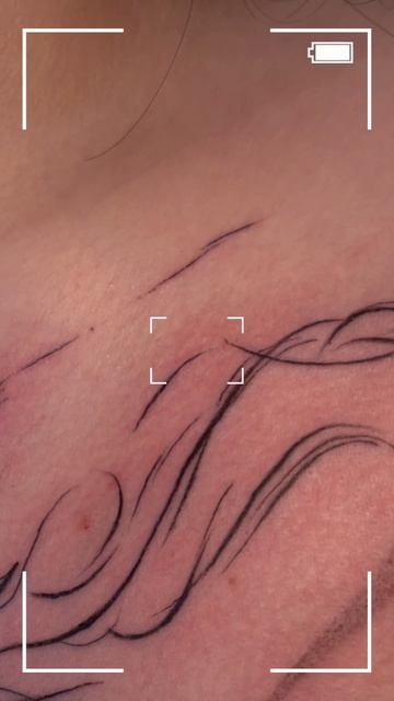 Абстрактная татуировка на груди