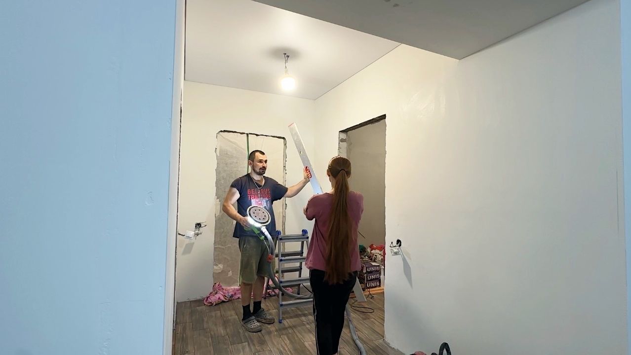 Подготавливаем стены к отделке. Вывозим все лишнее. Делаем ремонт своими руками. Строим дом.