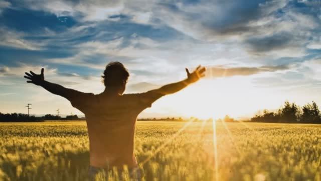 ОБЛАКА ГЛЯДЯТ В ГЛАЗА Любовь Пузикова-музыка и монтаж клипа сл. А. Щуплова исп. А. Котляров