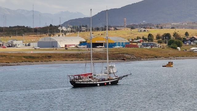 парусник заходит в порт города Ушуая