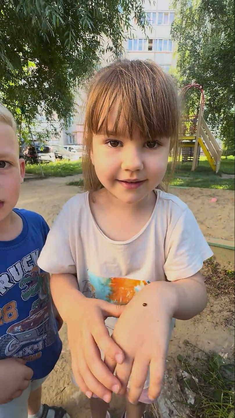 Тася и божья коровка дети лето природа божьякоровка прогулка