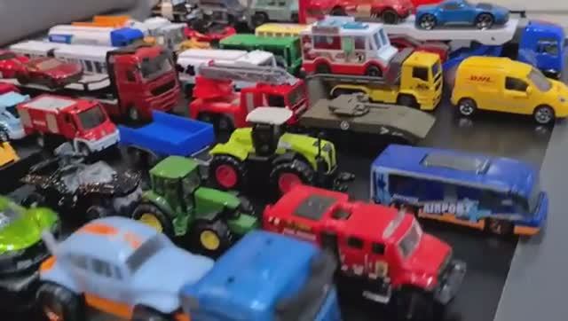 Мультики для детей и Малышей .  Мультик про машинки. Спцскаем машинки с горки .