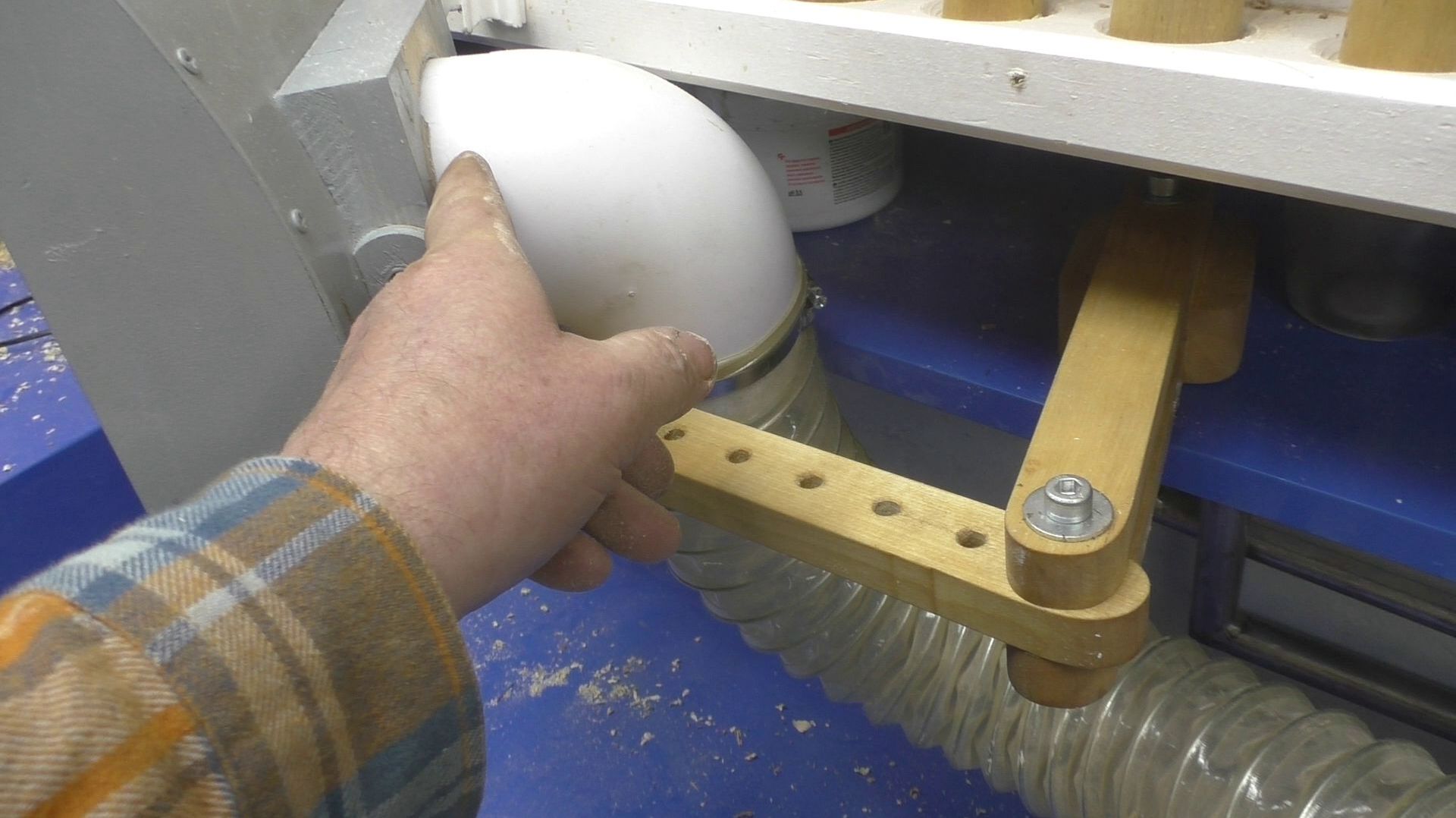 Самое лучшее на мой взгляд крепление диффузора пылеотвода для токарного станка.