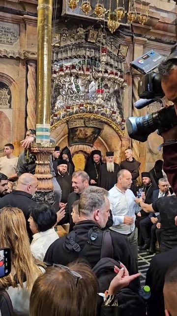 Кувуклию перед Схождением Благодатного Огня проверяют пломбируют ставят печати на восковую пломбу