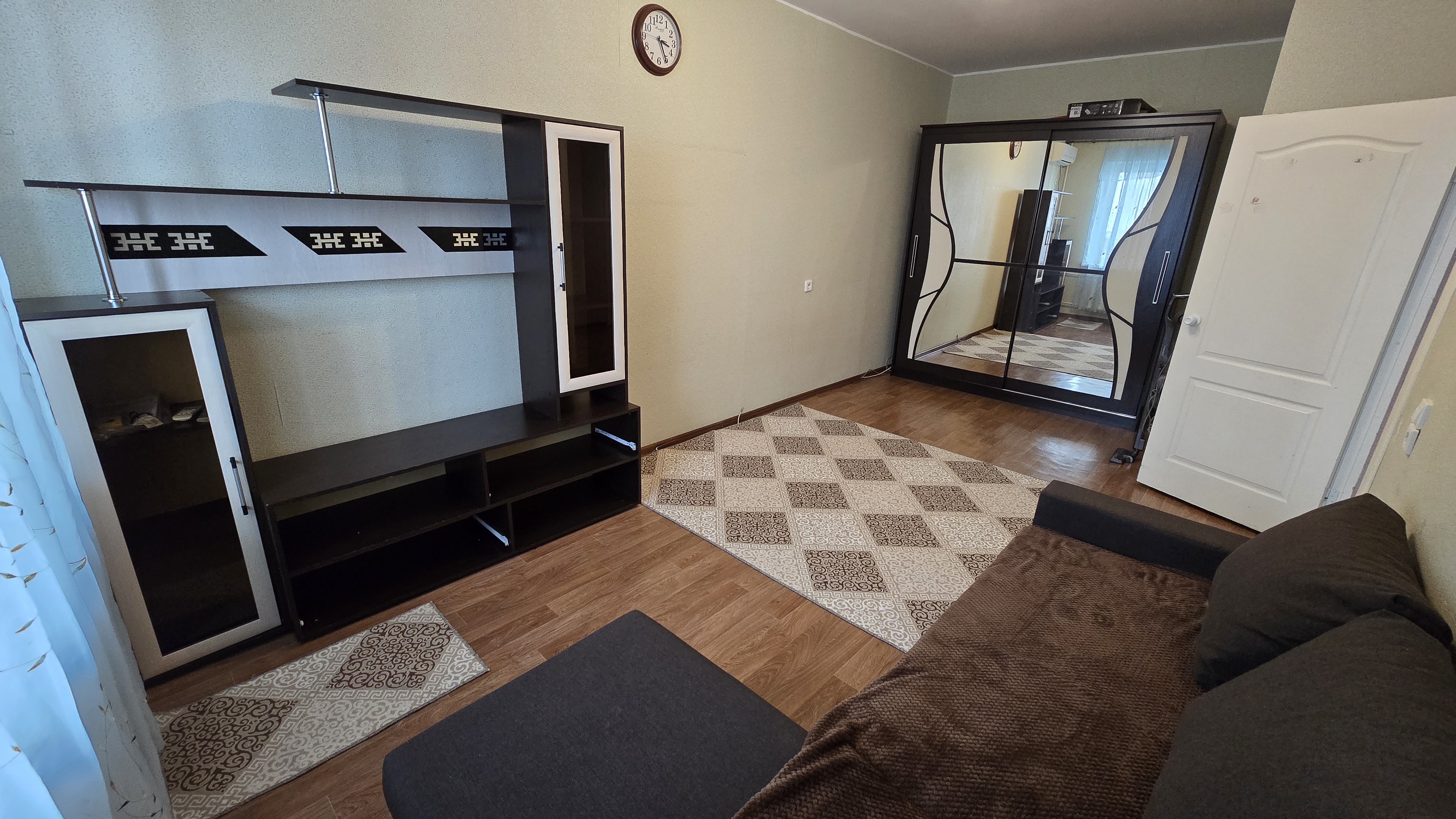 Петренко 26. Сдается в аренду однокомнатная квартира.  мкр-н Суворовский.  18000р. т.89614390879