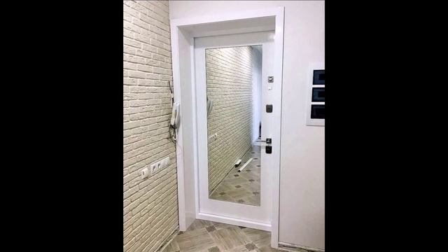 Двери в квартиру с зеркалом