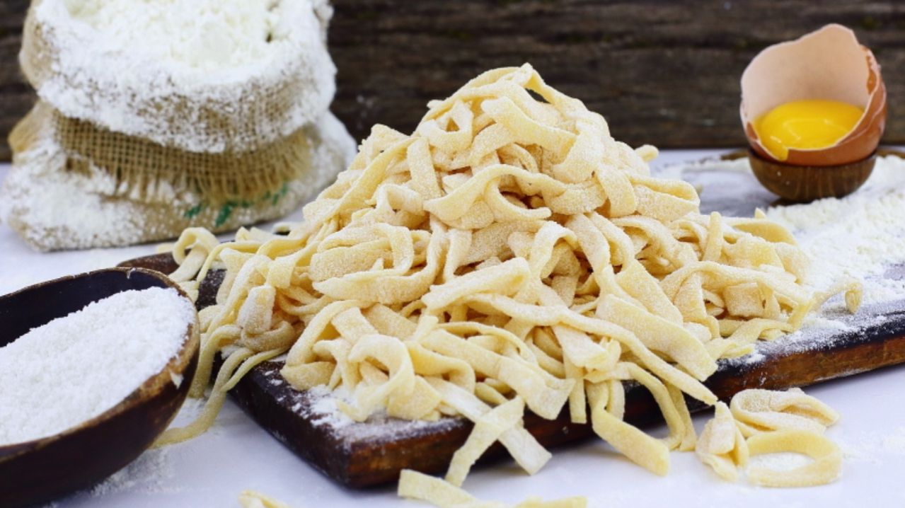  Домашняя яичная лапша: рецепт из 3 ингредиентов. Готовим нежную пасту для супов и второго 