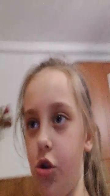 папа делает блины и я один блинчик 