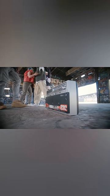 Бумбокс который реально крутит кассеты!