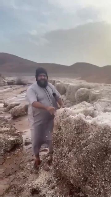 Необычные залежи крайне медленно тающих градин в Хаиле в Саудовской Аравии