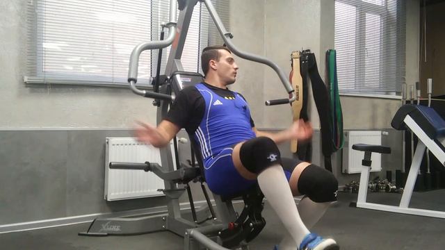 Жим_сидя_в_рычажном_тренажёре_техника_выполнения