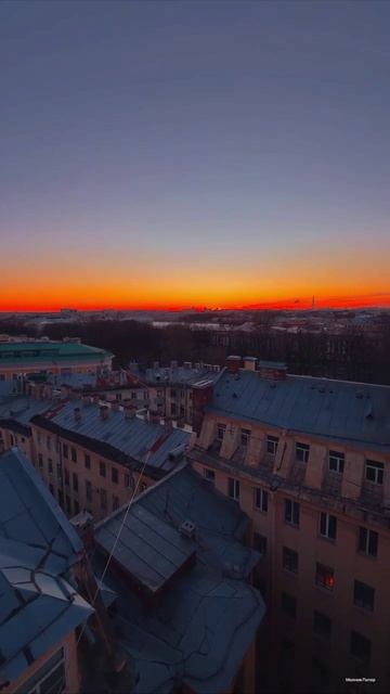 Невероятно-яркий оранжевый закат взошел вчера над Питером