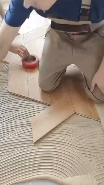 Процесс укладки инженерной доски