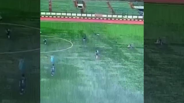  в Индонезии МОЛНИЯ попала в футболиста прямо во время матча-ЧИТАТЬ В ОПИСАНИИ!