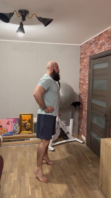 Падение в атлетическую стойку с носков: пауза внизу  руки на поясе