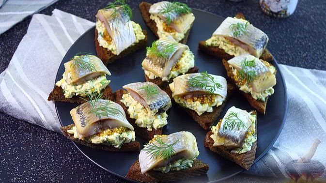 БУТЕРБРОДЫ С ЯЙЦАМИ И СЕЛЬДЬЮ