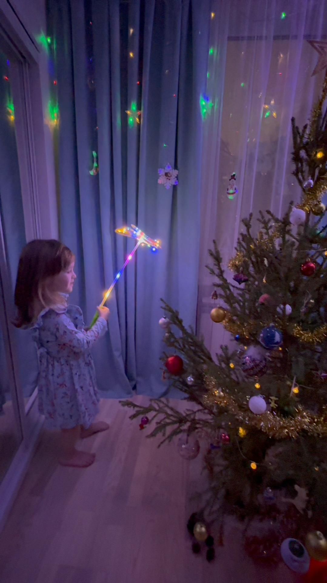 Арина рассказывает сказку про бабочку и елочку