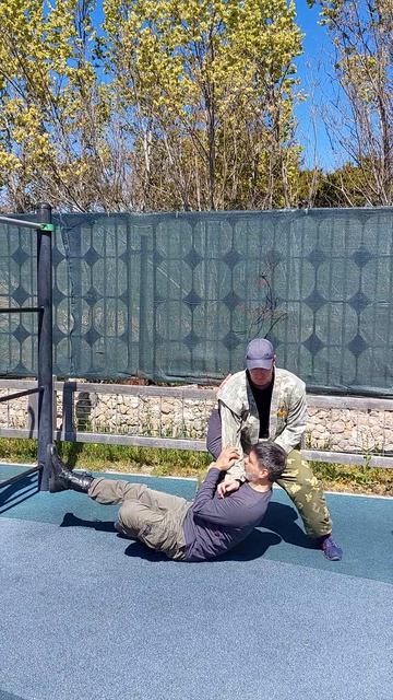 защита от удара ногой в живот с комментарием