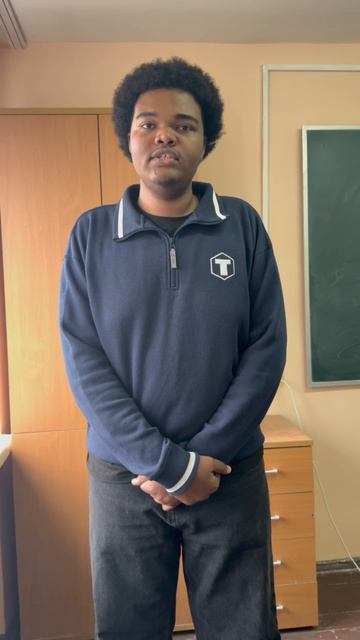 Роберт Рождественский. Человеку надо мало  читает Эльхади Эльсиддиг Ягуб Асим