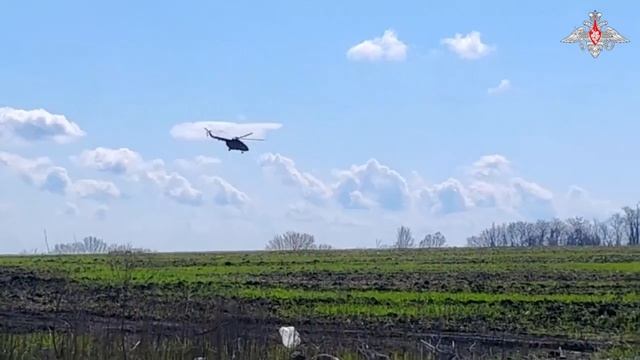 В зоне СВО состоялся первый воздушный крестный ход.
Вертолет Ми-8 с иконой Архистратига Михаила