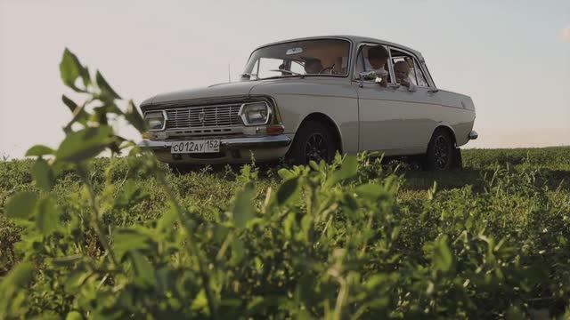 Семейная закатная фотосессия с ретро автомобилем