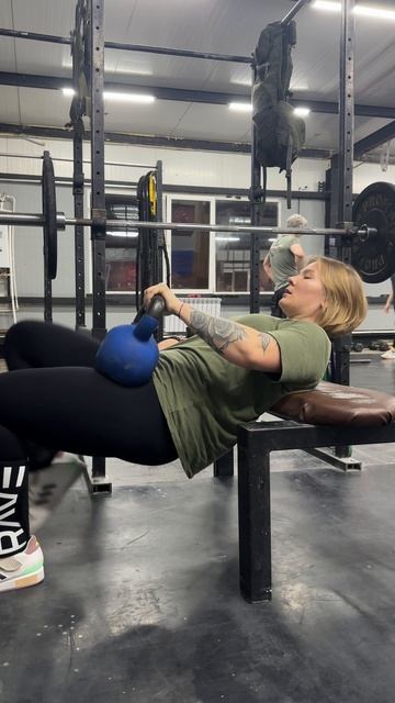 Ягодичный мост унилатеральный с гирей