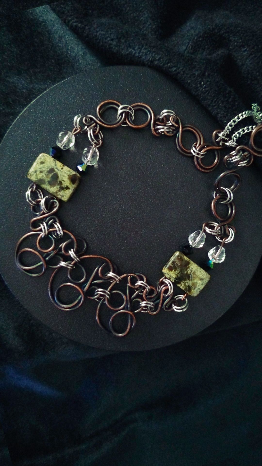 Колье со змеевиком горным хрусталём и кристаллами Сваровски.