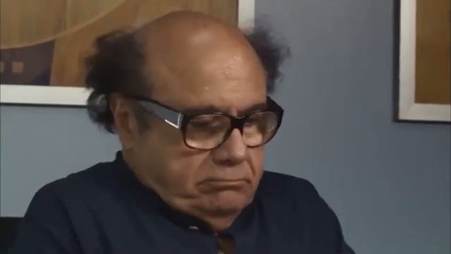 мотает головой