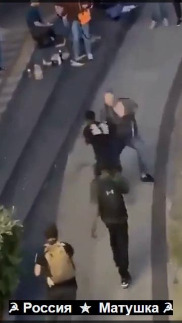 АнглияНегр вымещает злобу за колониальное прошлое на каком-то белом бедолаге.