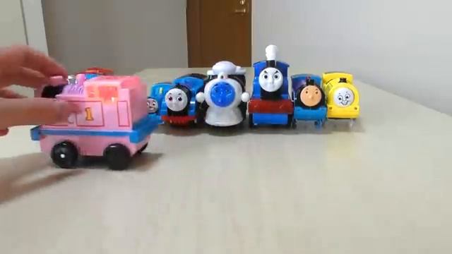 Паровозики Томас и его друзья. Играем с маленькими паровозиками и проверяем их. дети видеодлядетей
