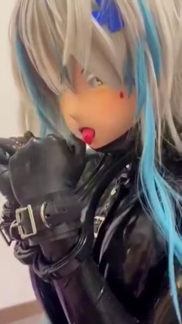 Латексный кэтсьют, кигуруми маска и колодки.)