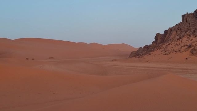 Национальный парк Тассилин-Адджер. У подножия дюны Тин Мерзуга