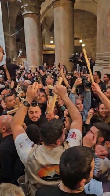 Традиционный яркий и шумный парад арабов-христиан перед Схождением Благодатного Огня в Храме Гроба