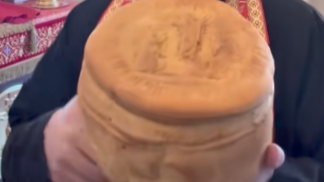 Зачем нам Артос, хлеб которую раздают после первой недели Пасхи.