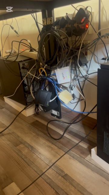 В офисе под столом  рекламное агентство