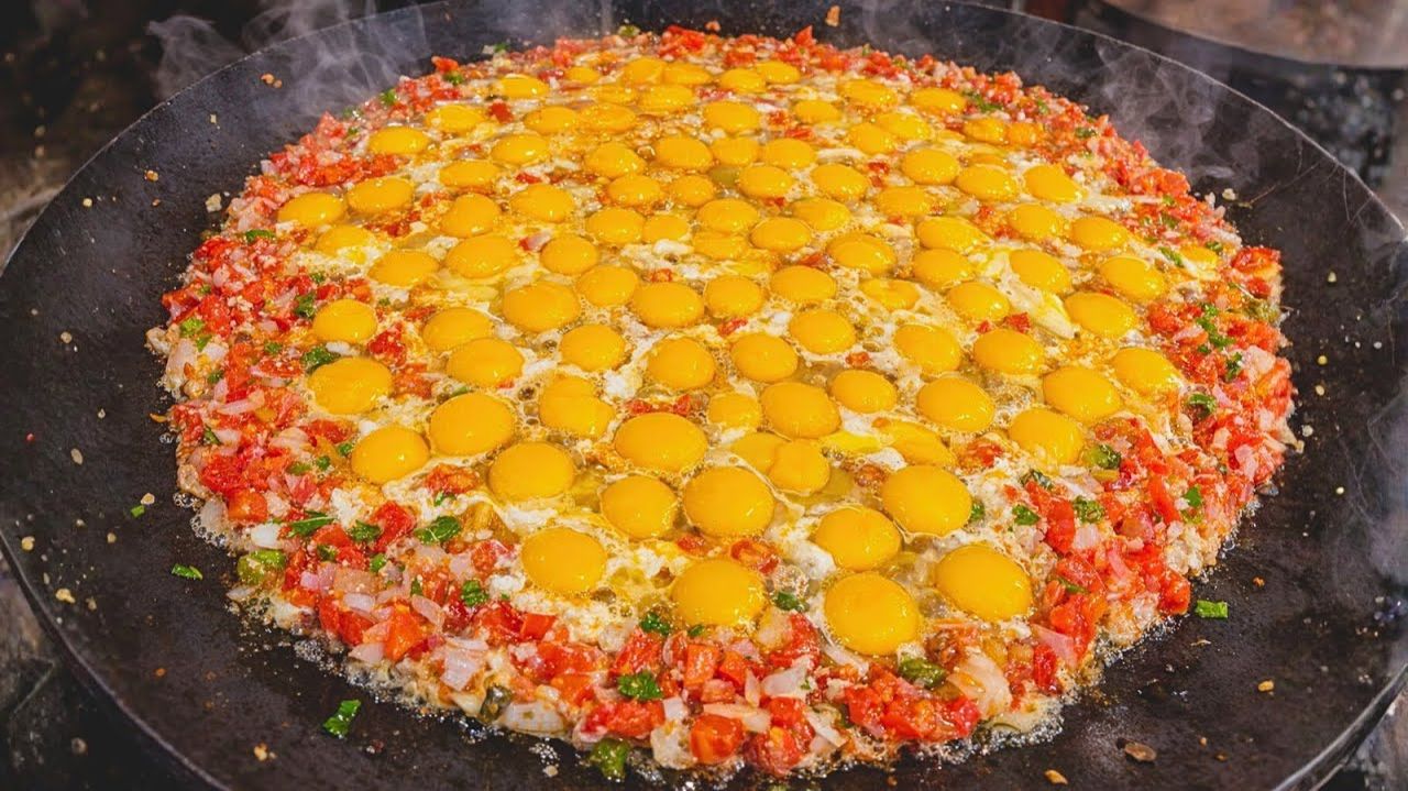 Самый безумный в мире рис, обжаренный с 51 яйцом  Приготовление гигантской уличной еды в Индии